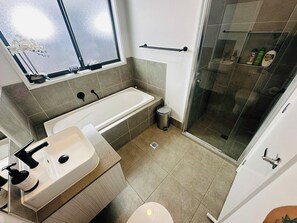 Dusche, umweltfreundliche Kosmetikartikel, Haartrockner, Handtücher