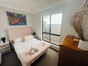 5 bedrooms, desk, iron/ironing board, travel cot - Sydney's Leading 5 Bedroom home with AC, TVs and Study - Home away from home (Austral)