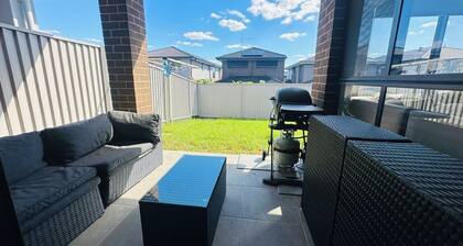 Sydney's Leading 5 Bedroom home with AC, TVs and Study - Home away from home