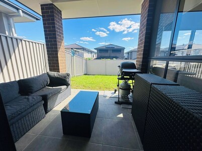 Sydney's Leading 5 Bedroom home with AC, TVs and Study - Home away from home