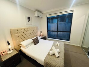 5 bedrooms, desk, iron/ironing board, travel crib - Sydney's Leading 5 Bedroom home with AC, TVs and Study - Home away from home (Austral)