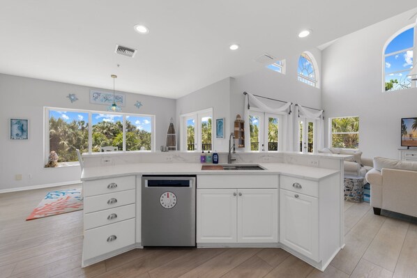 Kylskåp, mikrovågsugn, ugn och spishäll