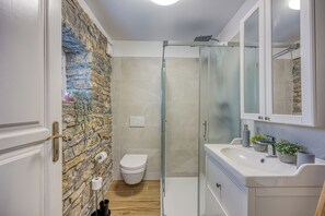 Douche, séchoir à cheveux, serviettes fournies