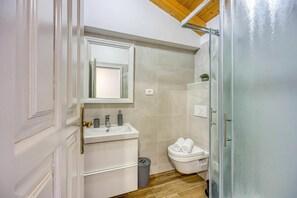 Shower, hair dryer, towels - Istrian Casa Pr Marici Relaxing Vineyard, Koper, Slovenia (Koper)