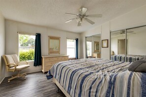 5 bedrooms, desk, iron/ironing board, free WiFi - Charming farm with 2 homes, horse stables and heated pool ~ 5+ bedrooms near WEC (Citra)