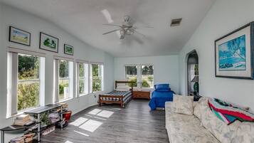 5 quartos, escrivaninha, ferros/tábuas de passar roupa