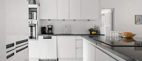 Fridge, oven, stovetop, dishwasher