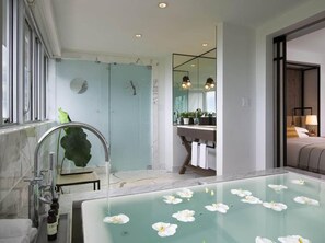 2 bedrooms, iron/ironing board, travel cot, WiFi