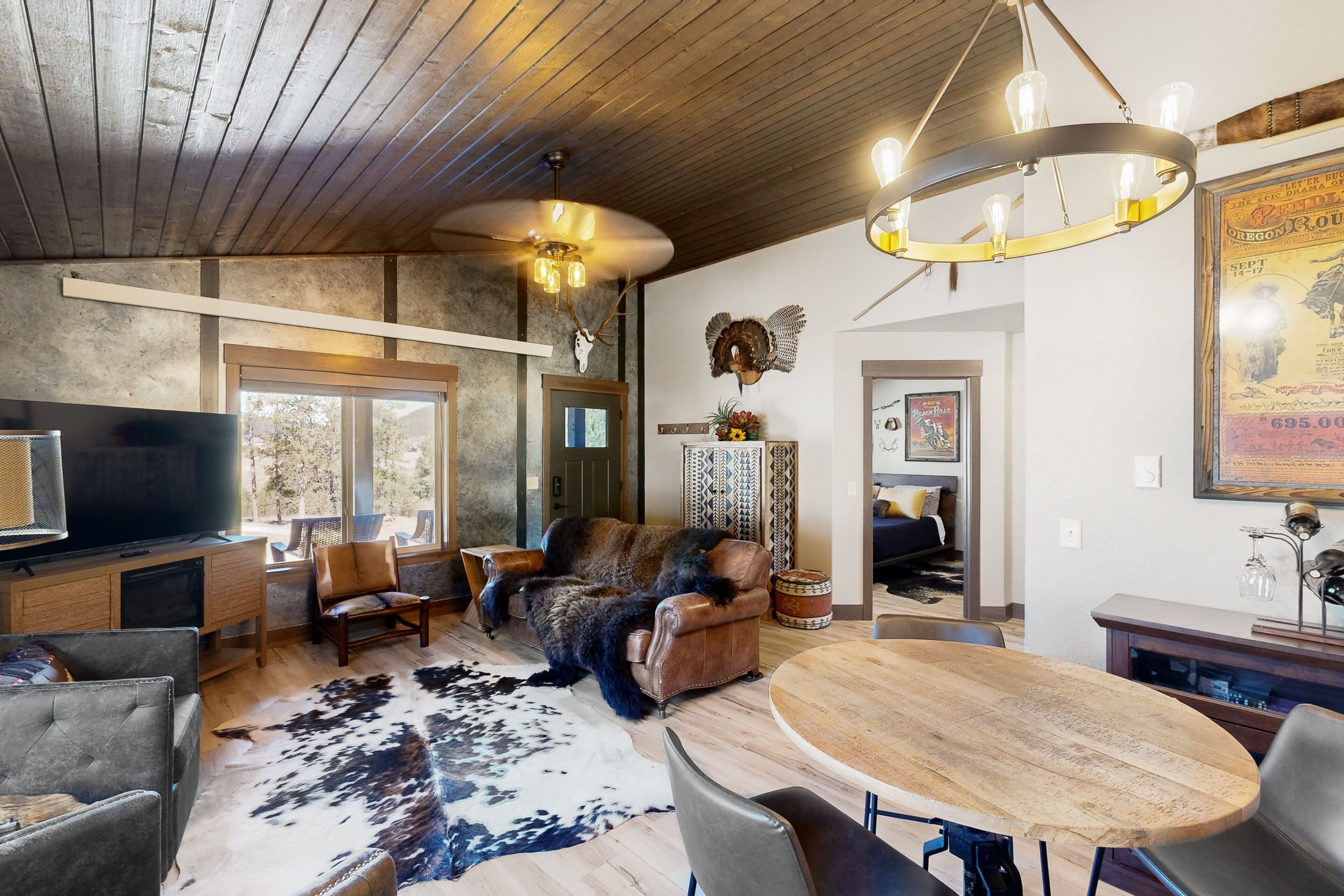 Televisión, chimenea, reproductor de DVD, videoteca