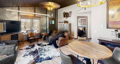 Dog-friendly mountain view cabin with a washer/dryer, BBQ, & full kitchen
