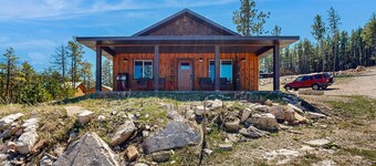 Dog-friendly mountain view cabin with a washer/dryer, BBQ, & full kitchen