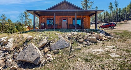 Dog-friendly mountain view cabin with a washer/dryer, BBQ, & full kitchen