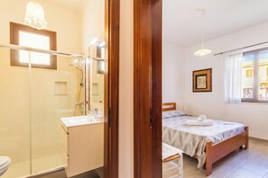 Regadera, secadora de cabello, bidet, toallas 