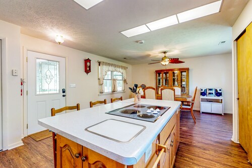 Secluded home on 13 acres with jetted tub, screened porch & wildlife sightings