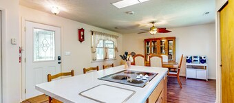 Secluded home on 13 acres with jetted tub, screened porch & wildlife sightings