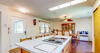 Secluded home on 13 acres with jetted tub, screened porch & wildlife sightings