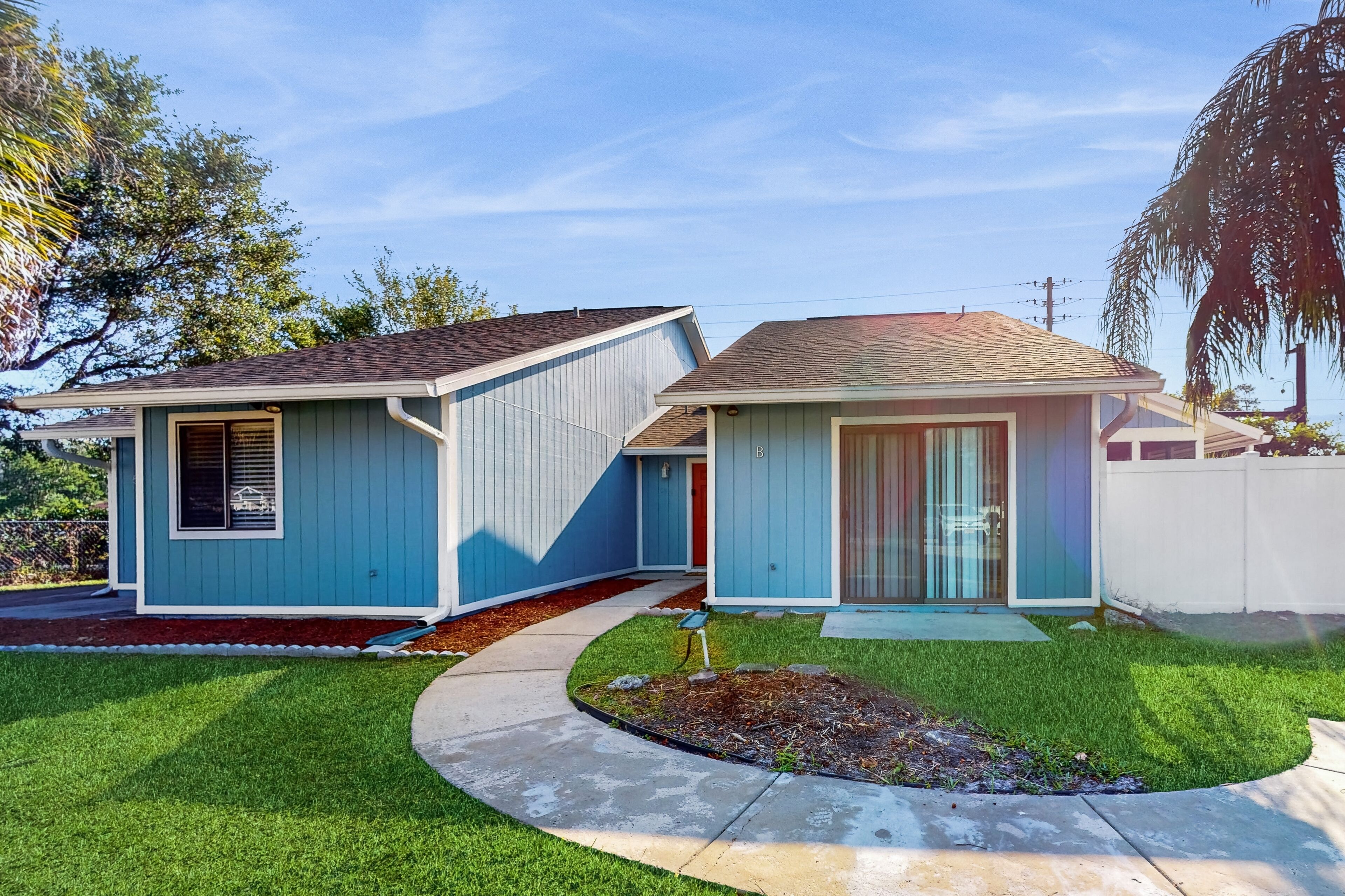 Centrally located dog-friendly home with beach gear & patio - snowbird-friendly