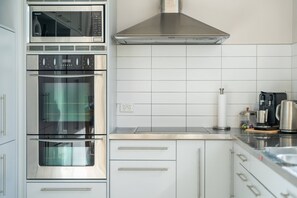 Microondas, horno, parrilla de estufa y lavavajillas 