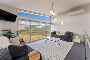 Télévision, cheminée