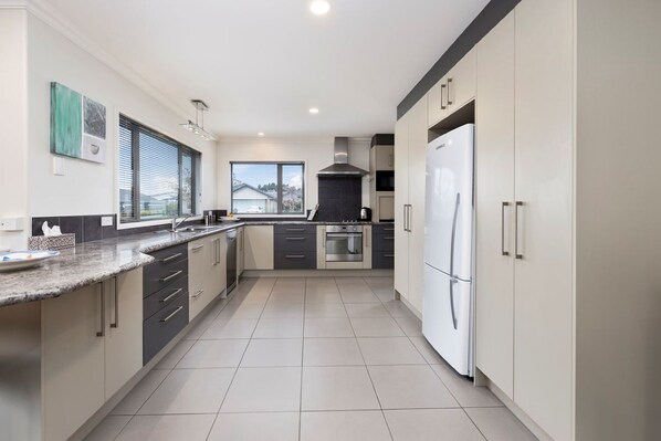 Een microgolfoven, een oven, een kookplaat, een vaatwasser