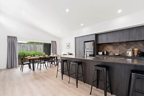 Mikrowelle, Ofen, Herdplatte, Geschirrspüler