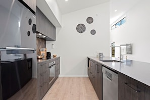 Micro-ondes, four, plaque de cuisson, lave-vaisselle