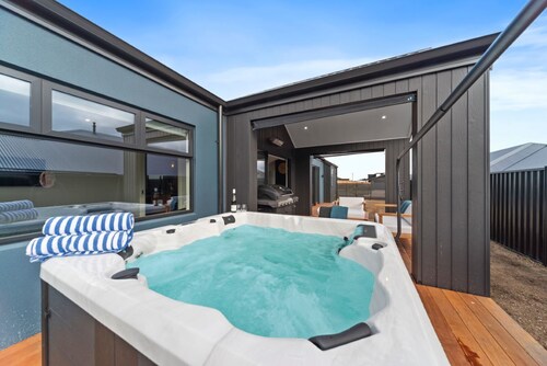 CatchN'Relax with Hot Tub