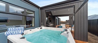 CatchN'Relax with Hot Tub