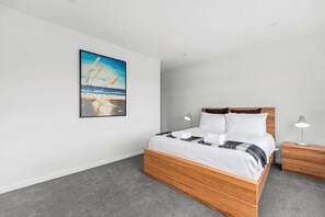 4 bedrooms, iron/ironing board, free WiFi - CatchN'Relax with Hot Tub (Taupo)