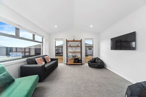 TV, fireplace - CatchN'Relax with Hot Tub (Taupo)