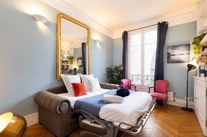 1 Schlafzimmer, Schreibtisch, Bügeleisen/Bügelbrett, Reisekinderbett