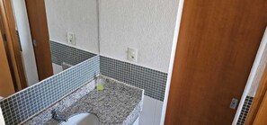 Een douche, een haardroger, handdoeken, zeep