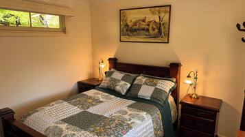 2 dormitorios, tabla de planchar con plancha, ropa de cama