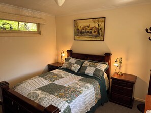 2 bedrooms, iron/ironing board, bed sheets - Cosy Mountain retreat in a historic old gold mining town (Walhalla)