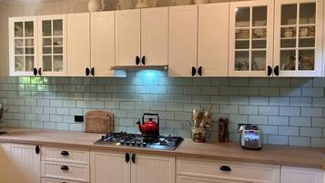 冰箱、微波炉、烤箱、炉灶