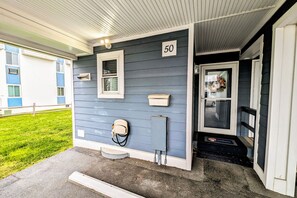 Exterior detail - Waterfront townhome with pool - walk to the beach, boardwalk & Jolly Roger (Ocean City)