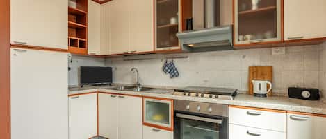 Frigorifero, forno, macchina per tè/caffè, bollitore elettrico