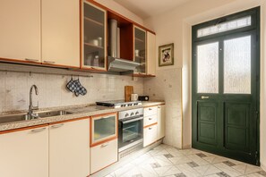 Kühlschrank, Ofen, Wasserkocher mit Kaffee-/Teezubehör, Wasserkocher