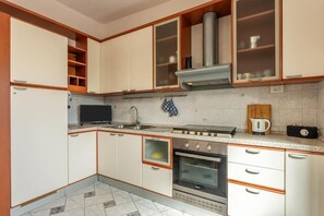 Kühlschrank, Ofen, Kochgeschirr/Geschirr/Besteck