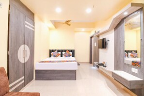 Desk, laptop workspace, soundproofing, free WiFi - Hotel Bypass View Kolkata (Kolkata)