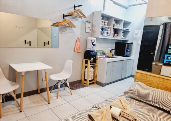 Interior - Near SM North and MRT/LRT - Perfect for roaming around Metro Manila! (Quezon City)