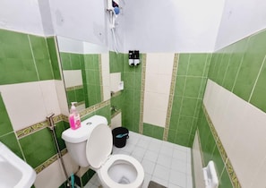 Towels, soap, toilet paper - Near SM North and MRT/LRT - Perfect for roaming around Metro Manila! (Quezon City)