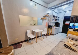 1 bedroom, WiFi, bed sheets - Near SM North and MRT/LRT - Perfect for roaming around Metro Manila! (Quezon City)