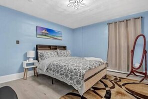 4 bedrooms, iron/ironing board, free WiFi, bed sheets