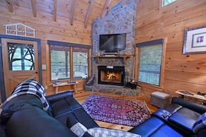 Smart TV, chimenea y libros 