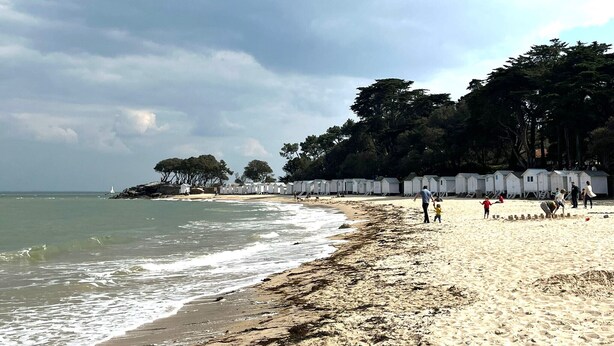 A beach with white beach huts and a rocky shoreline. - Dimitri’s workshop 500m from the beach (Barbâtre)