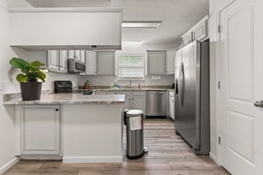 Køleskab, mikrobølgeovn, ovn, kogeplade