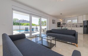 Smart TV - Nice home in Kampor with WiFi (Kampor)