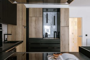 Jääkaappi, mikroaaltouuni, uuni, liesi