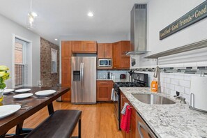 ثلاجة، ميكروويف، غسالة أطباق، ماكينة لصنع القهوة/الشاي